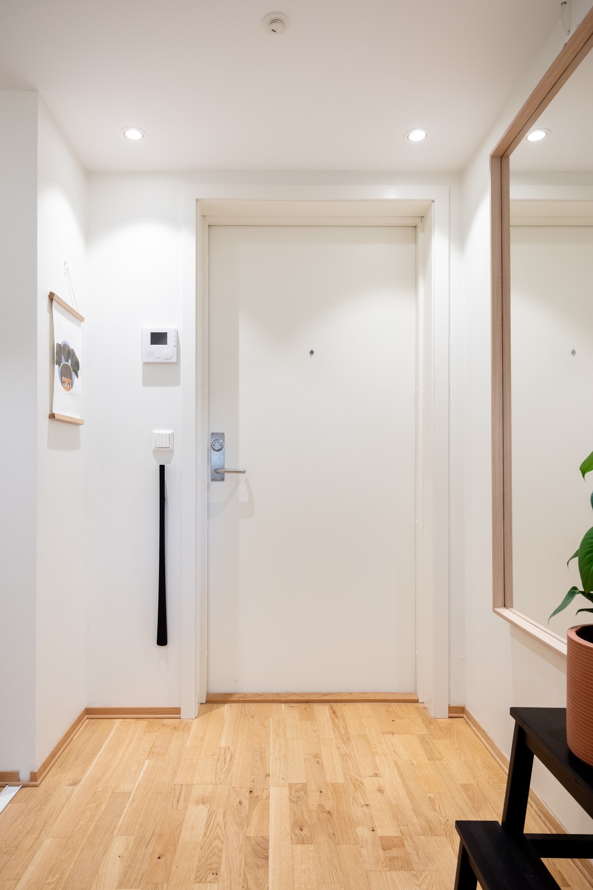 Velkommen inn! Det er heisadkomst til etasjeplan fra felles inngangsparti og garasjeanlegg. Galleribilde