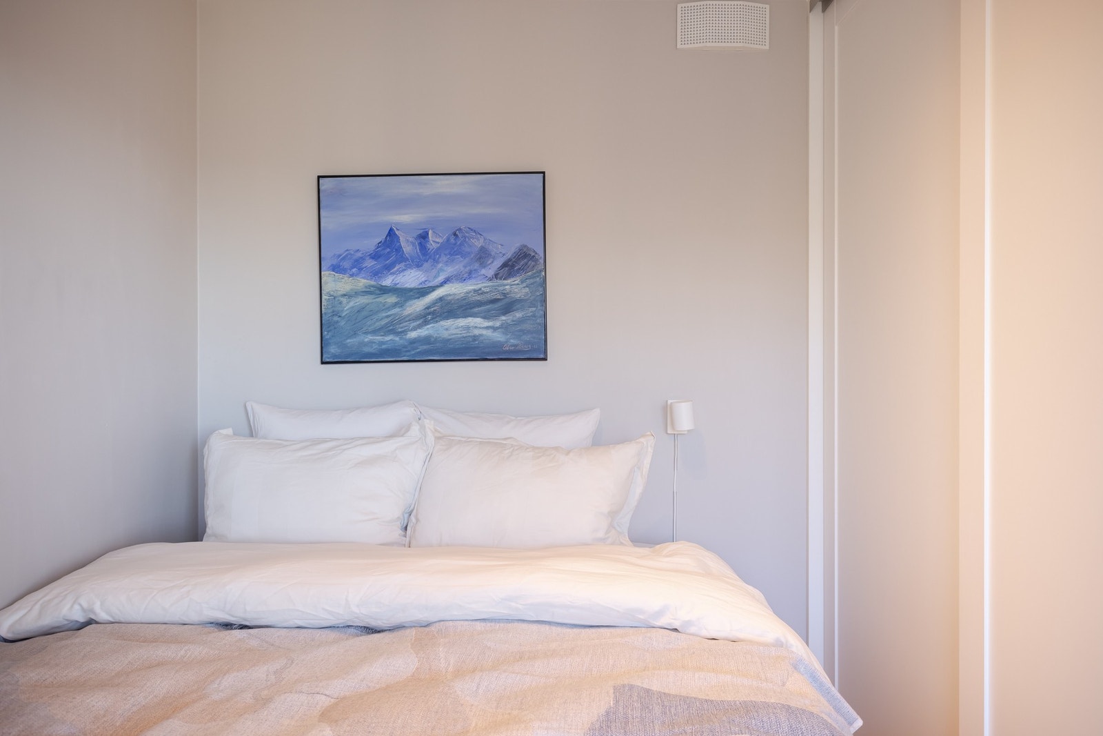 Den plassbygde garderobeløsningen blir stående. Galleribilde