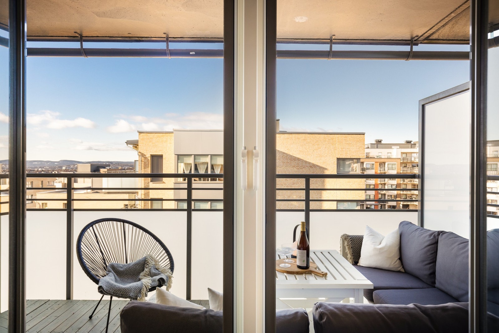 En kombinasjon av store vindusflater som slipper inn rikelig med naturlig lys med den gjennomgående planløsningen gir leiligheten en god atmosfære og romfølelse. Galleribilde