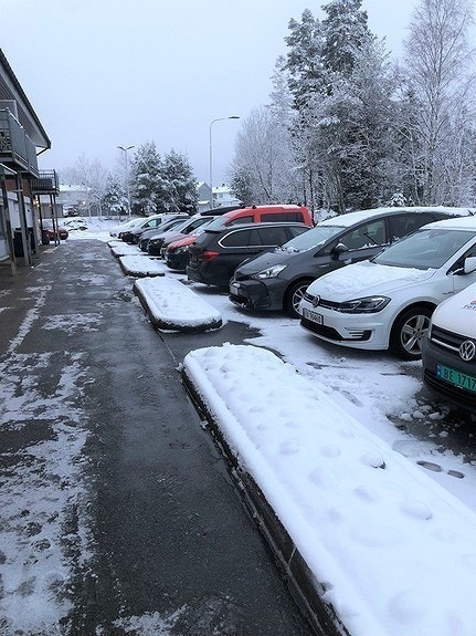 Godt med gratis p-plasser tilgjengelig. Bussstopp ca 20 meter fra bygget. Galleribilde