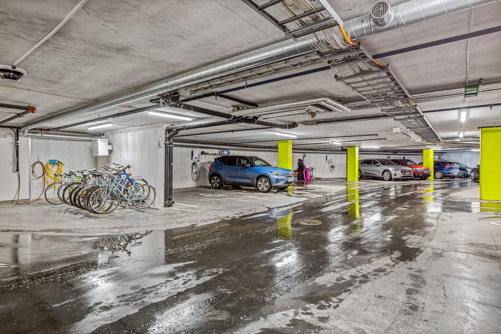 Leiligheten disponerer egen p-plass i felles garasjeanlegg. Galleribilde