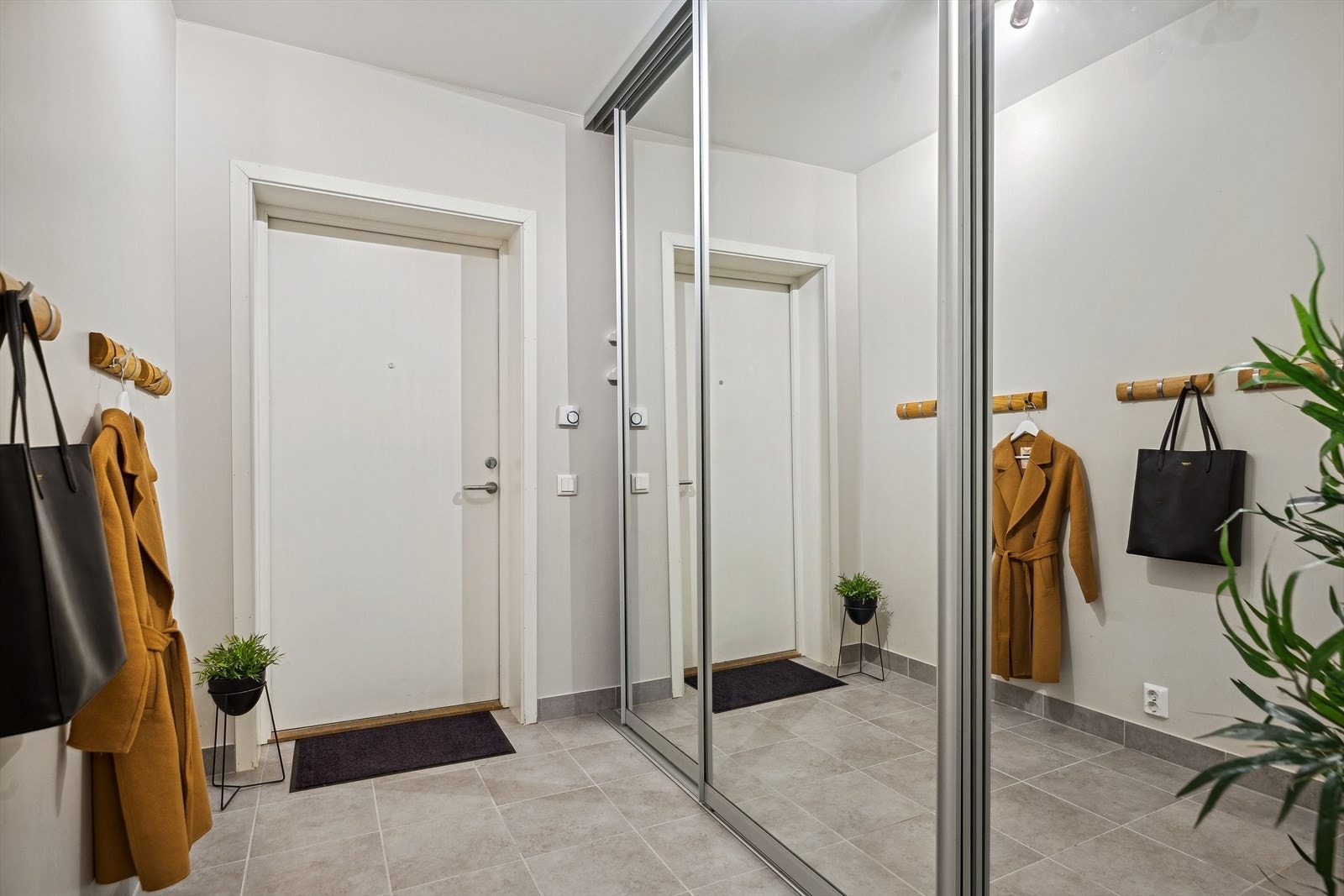 I entreen er det en stor, plassbygd skyvedørsgarderobe. Galleribilde