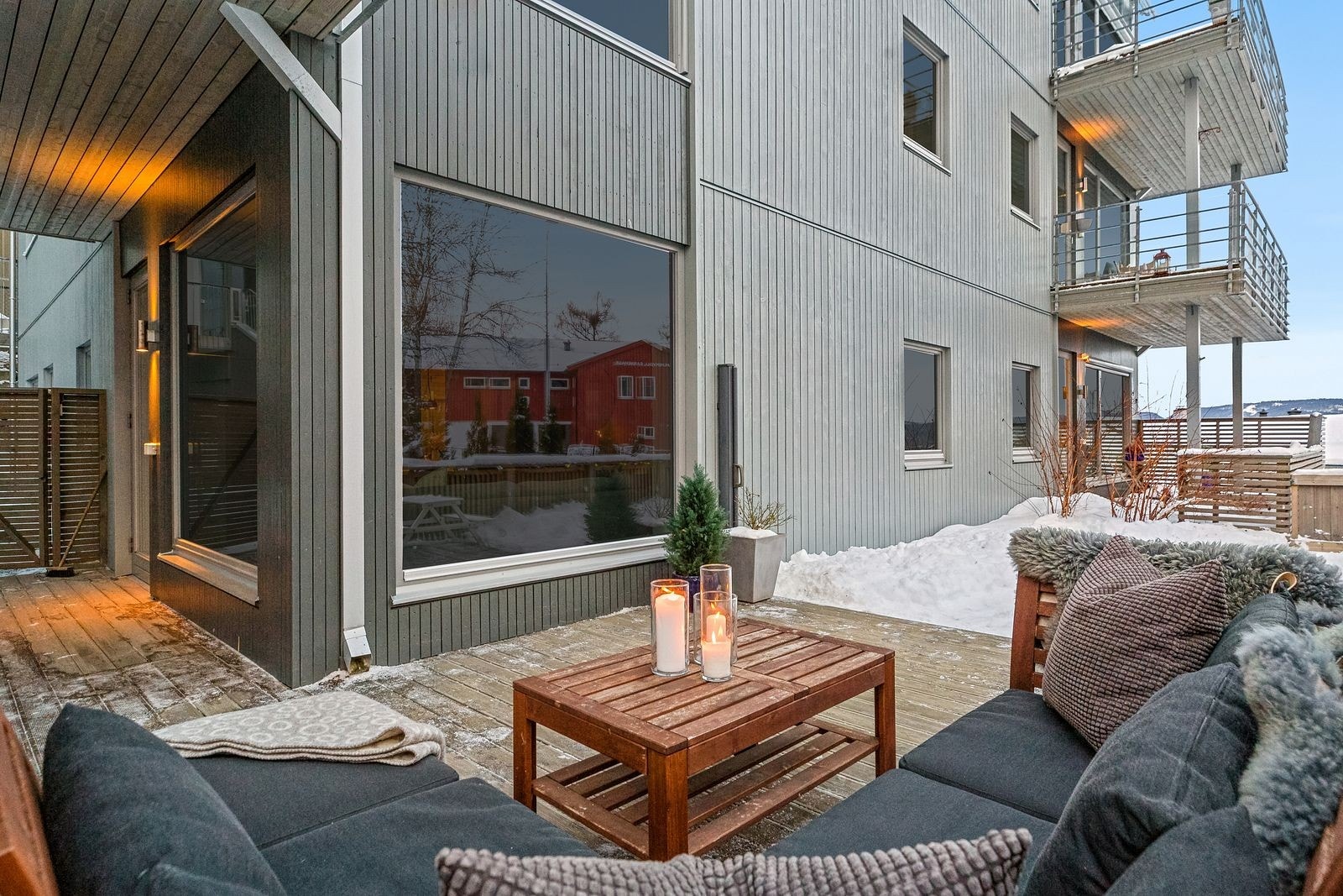 Den sydvendte delen av terrassen har god plass til en romslig sittegruppe med sol fra ca. kl. 08:30. Galleribilde