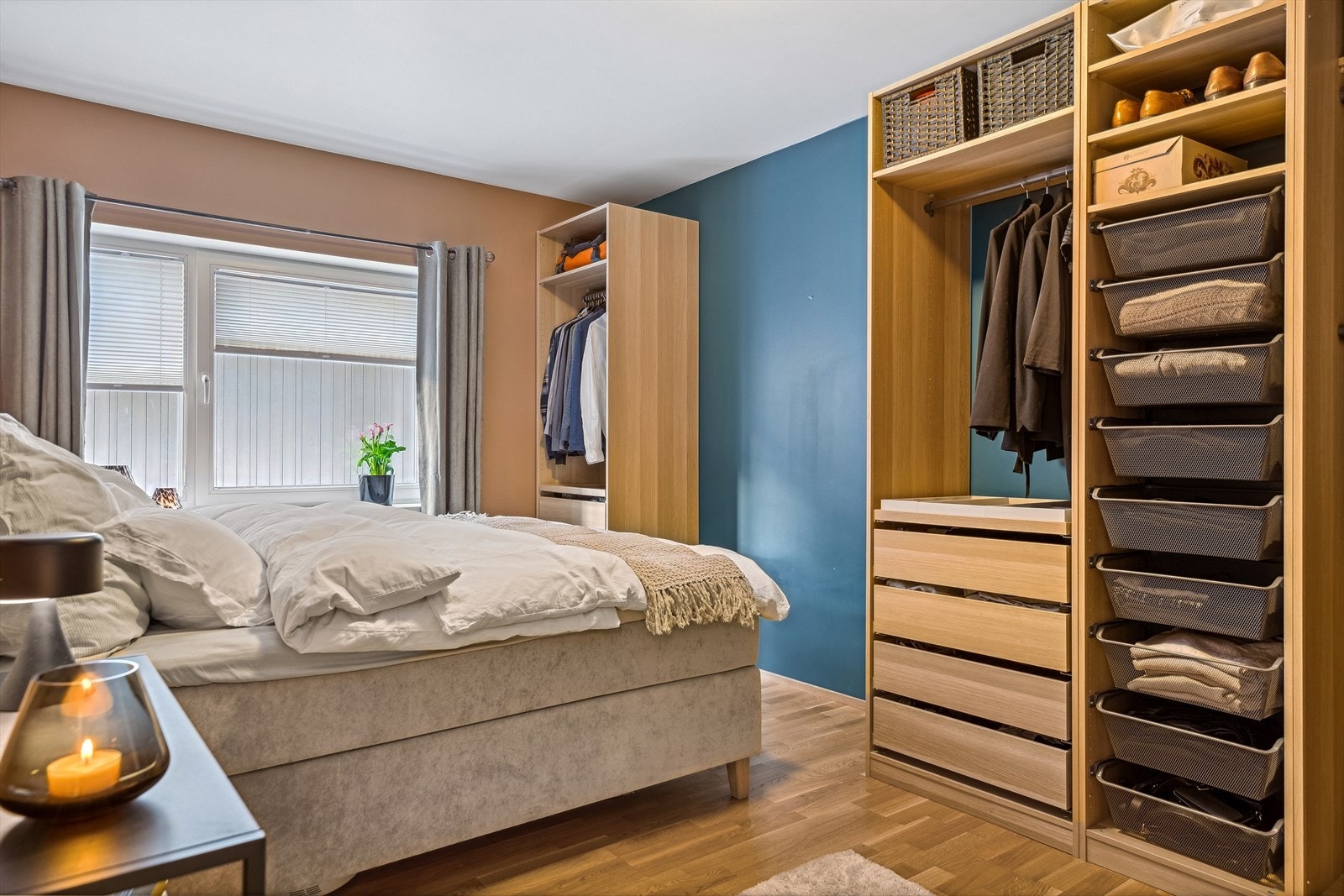 I tillegg til garderobe på hovedsoverommet har leiligheten lagringsplass i en innebod og en disponibel kjellerbod. Galleribilde