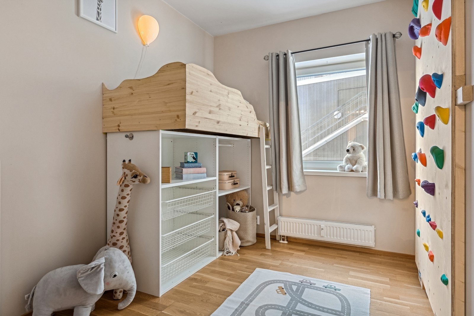 Vegg-i-vegg med hovedsoverommet er det et lyst og pent soverom på ca. 6 m². Galleribilde