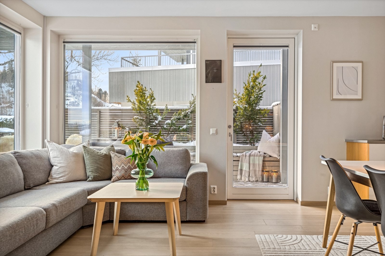 Store vindusflater i allrommet sørger for unik, naturlig lyssetting på dagtid. Galleribilde