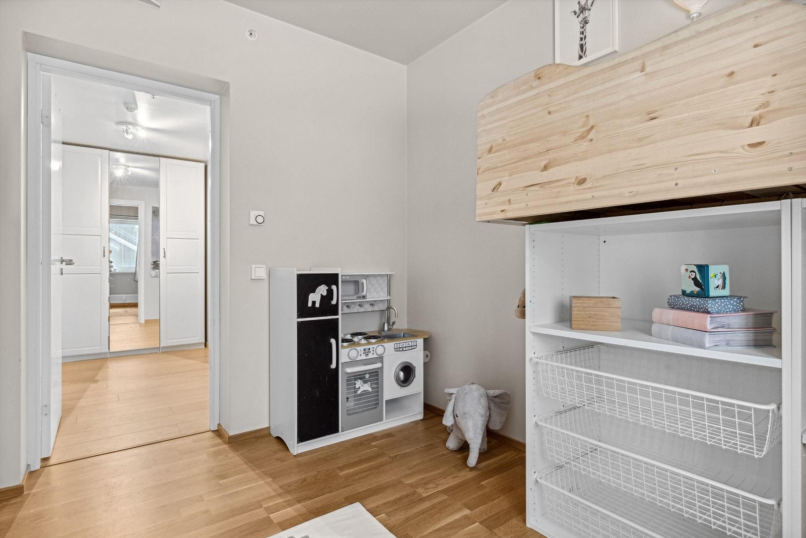 Det er lagt parkettgulv i alle oppholdsrommene i leiligheten for unntak av stue- og kjøkken. Galleribilde