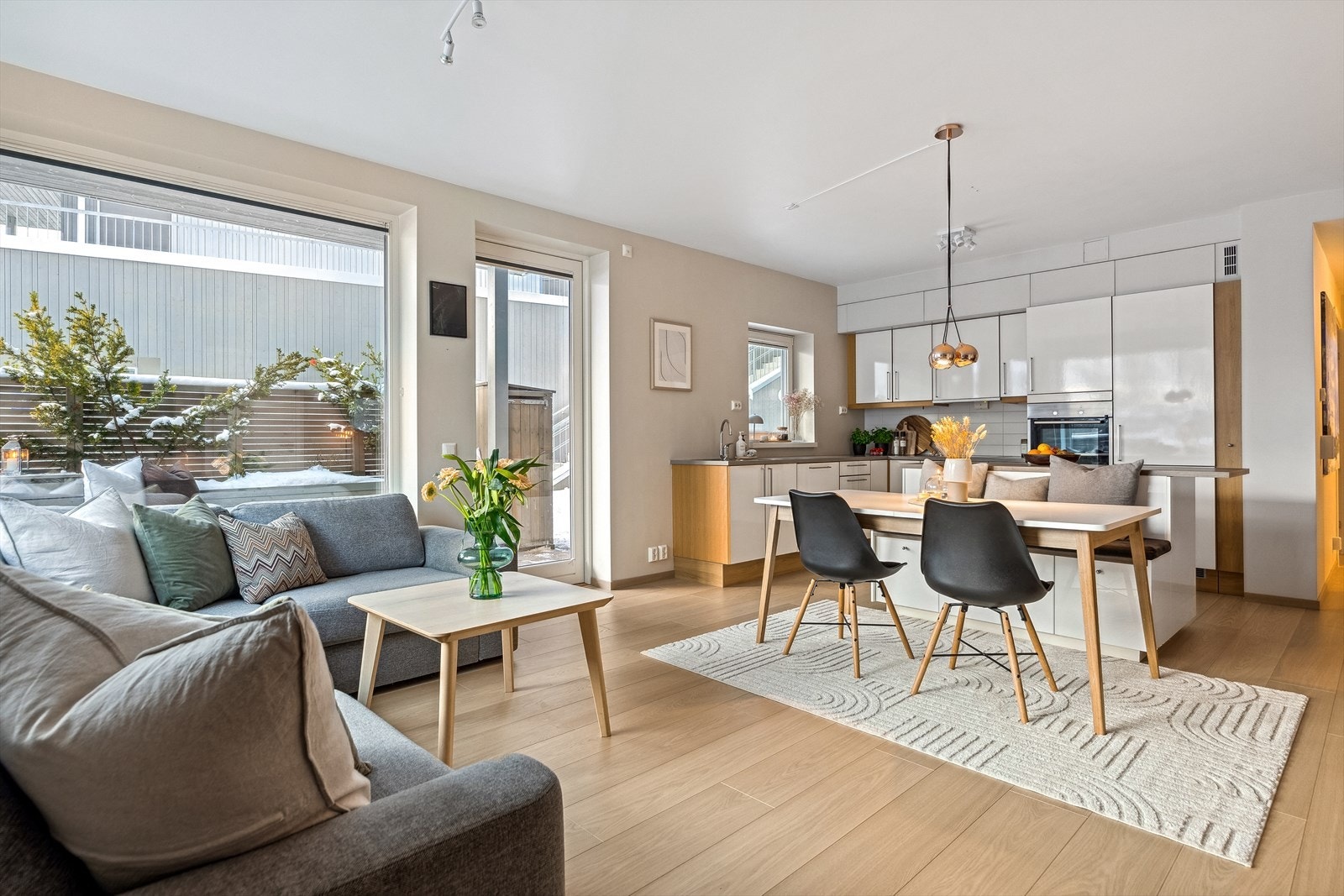 Stuen og kjøkkenet danner et lunt og sosialt allrom på ca. 32 m². Galleribilde