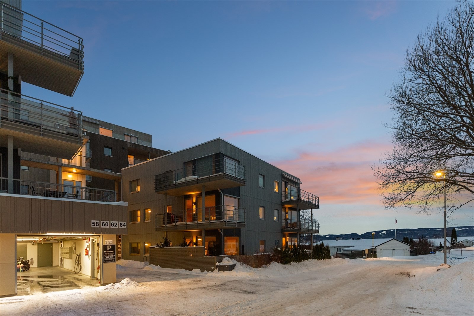 Leiligheten ligger på hjørnet i 1. etasje i et bygg fra 2015. Galleribilde