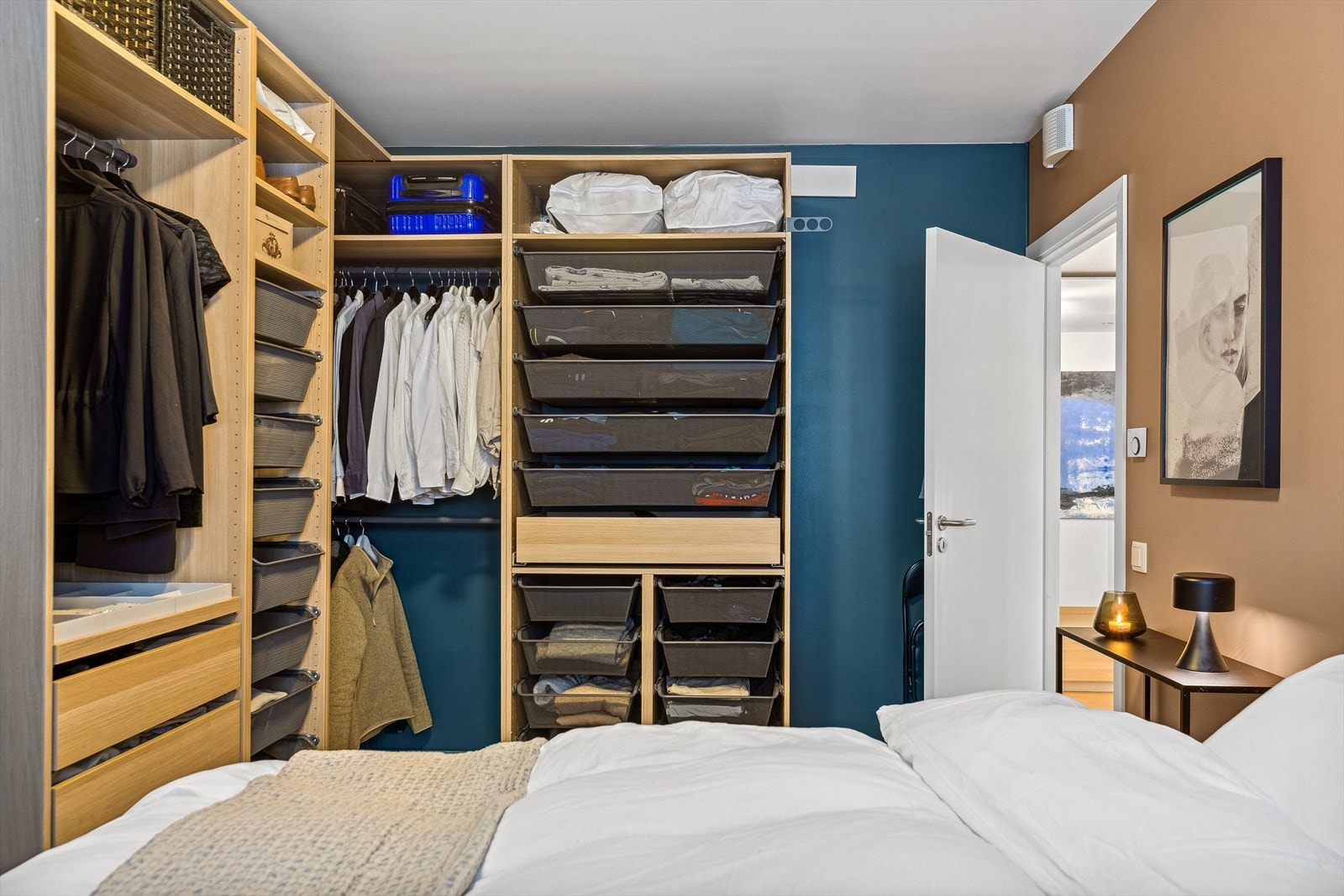 På hovedsoverommet er det en åpen, innholdsrik garderobeløsning. Galleribilde