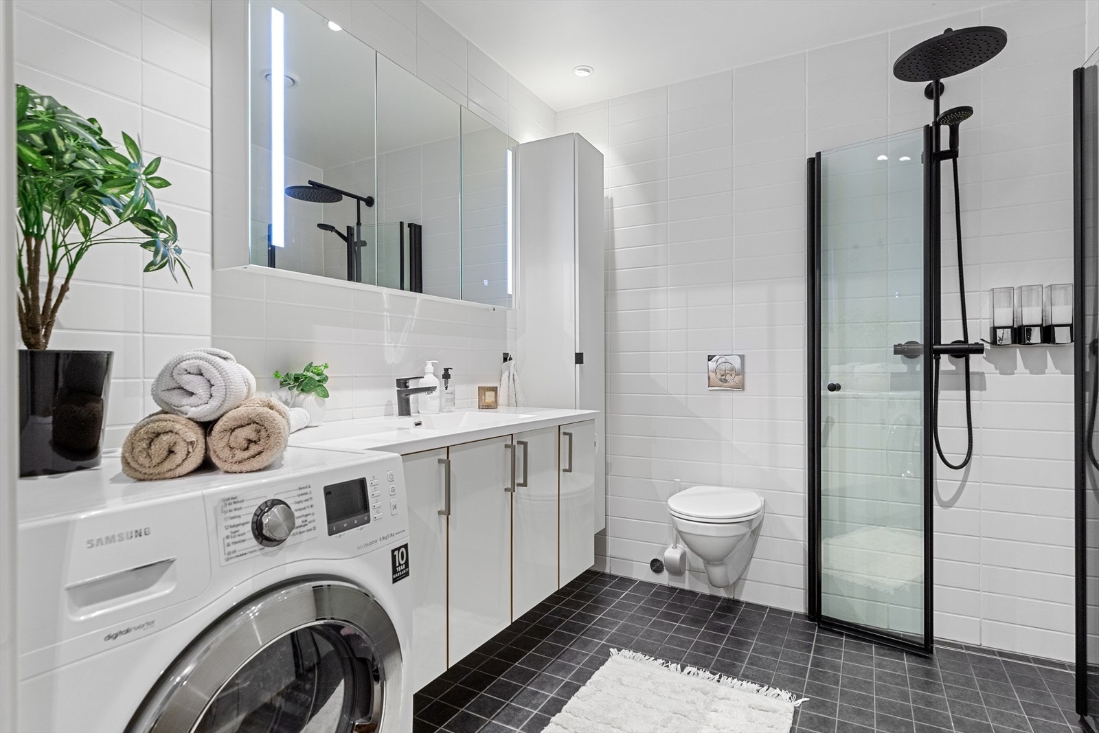 Badet har gulvvarme og opplegg for vaskemaskin. Galleribilde