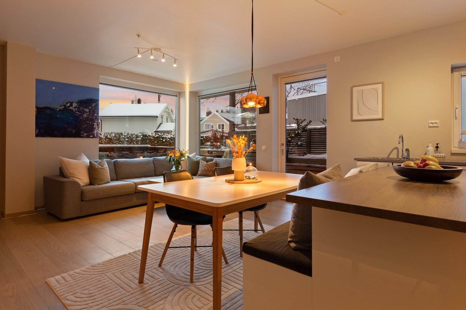 Fra allrommet som utgjør stue og kjøkken er det utgang til terrassen. Galleribilde