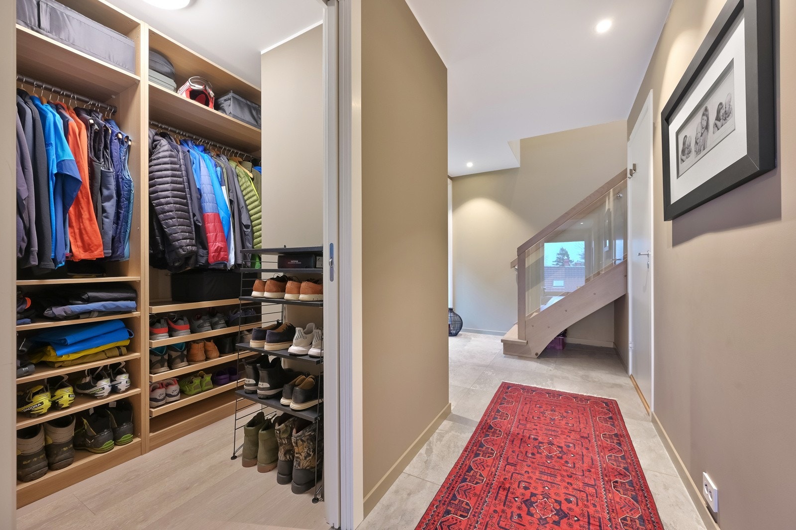 Garderobe ved entréen - praktisk for alle hverdagens plagg i ryddige og rene former Galleribilde