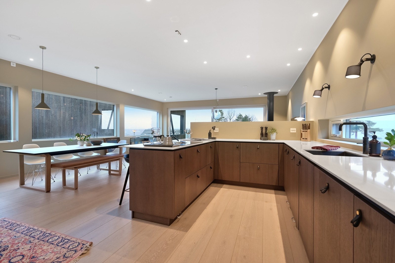 Lekkert og stort kjøkken fra Schmidt med Silestone benkeplater og nedfelt ventilator Galleribilde