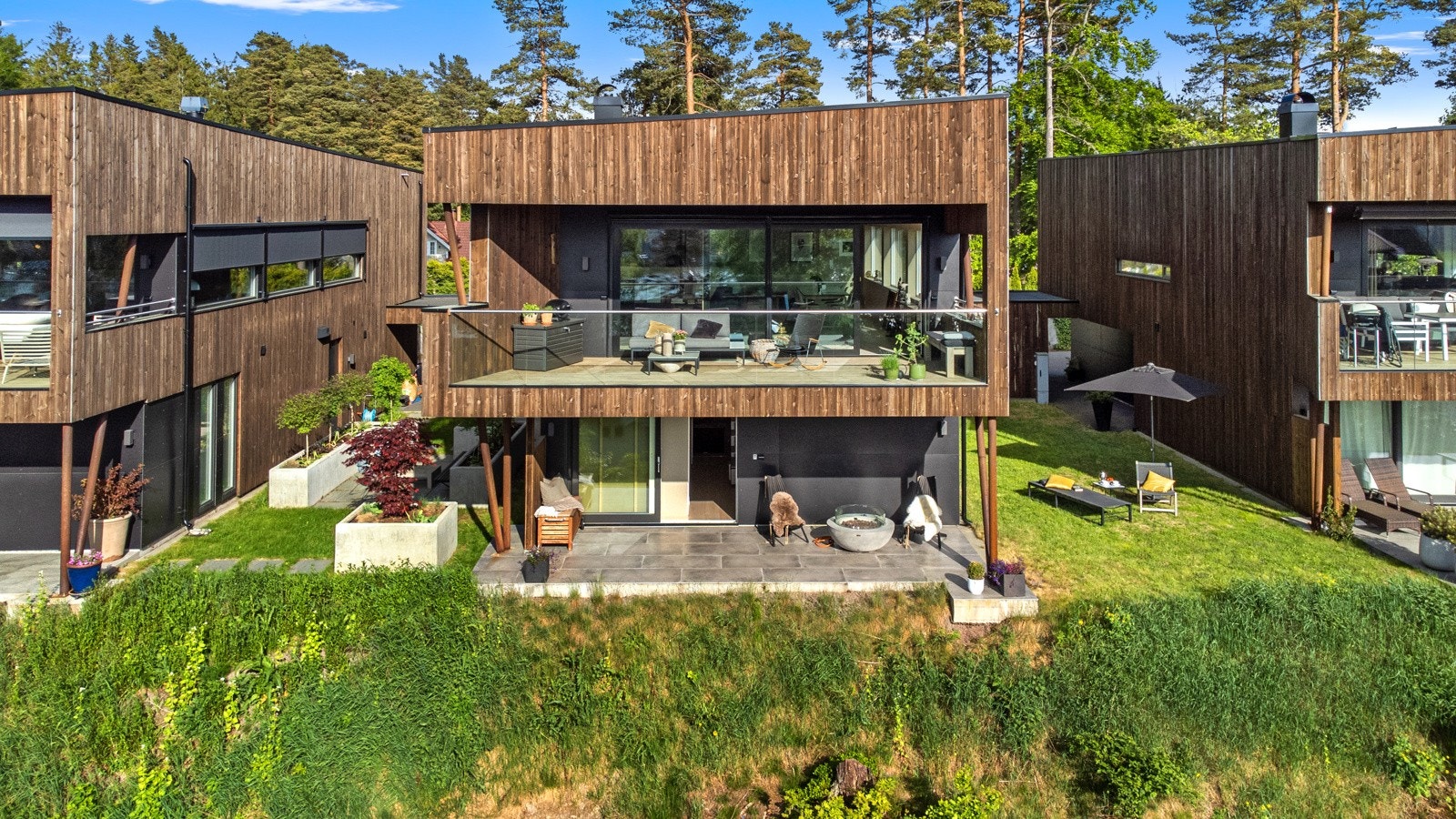 Boligen er oppført med vedlikeholdsvennlige materialer, og har en spennende arkitektur! Galleribilde