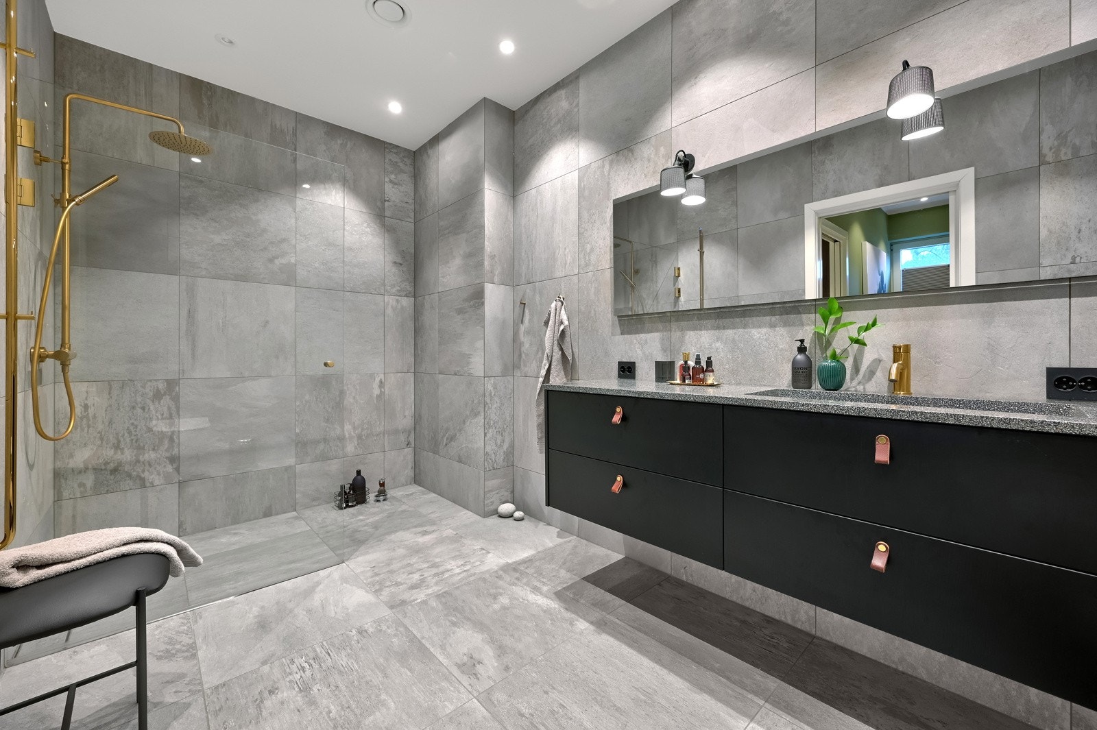 En suite bad (direkte inn fra hovedsoverommet) er stort og velustyrt og oser kvalitet. Legg merke til takhøyden! Galleribilde