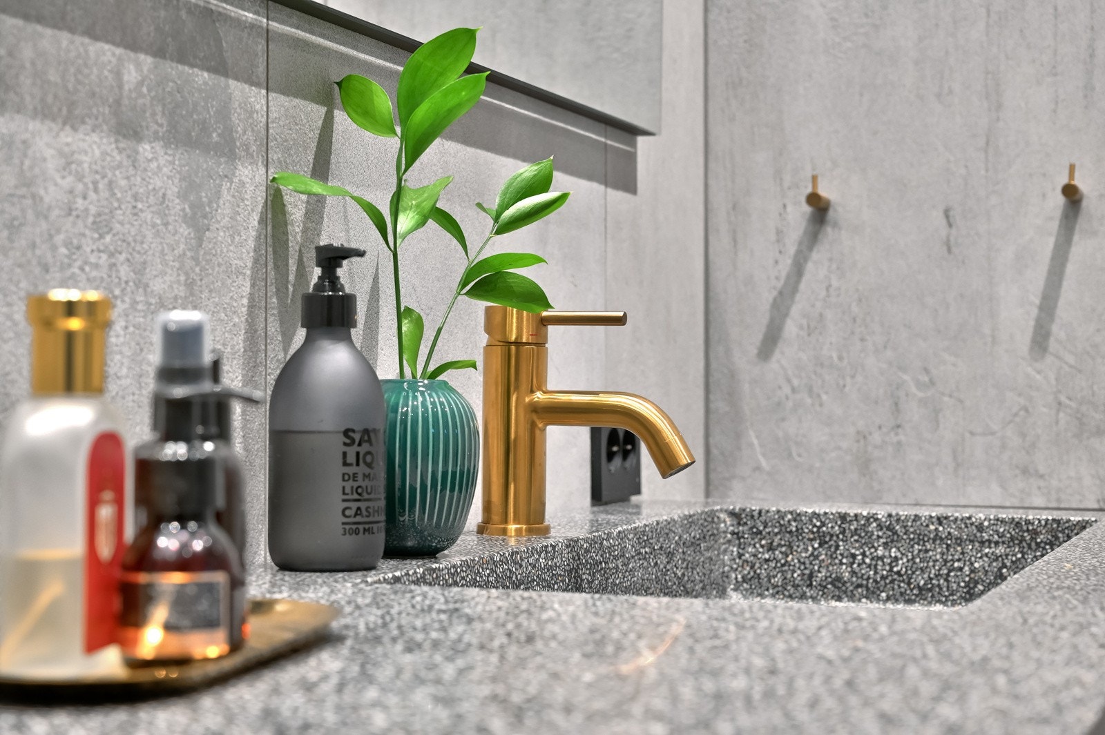 Silestone topp med Primy armatur i messing Galleribilde