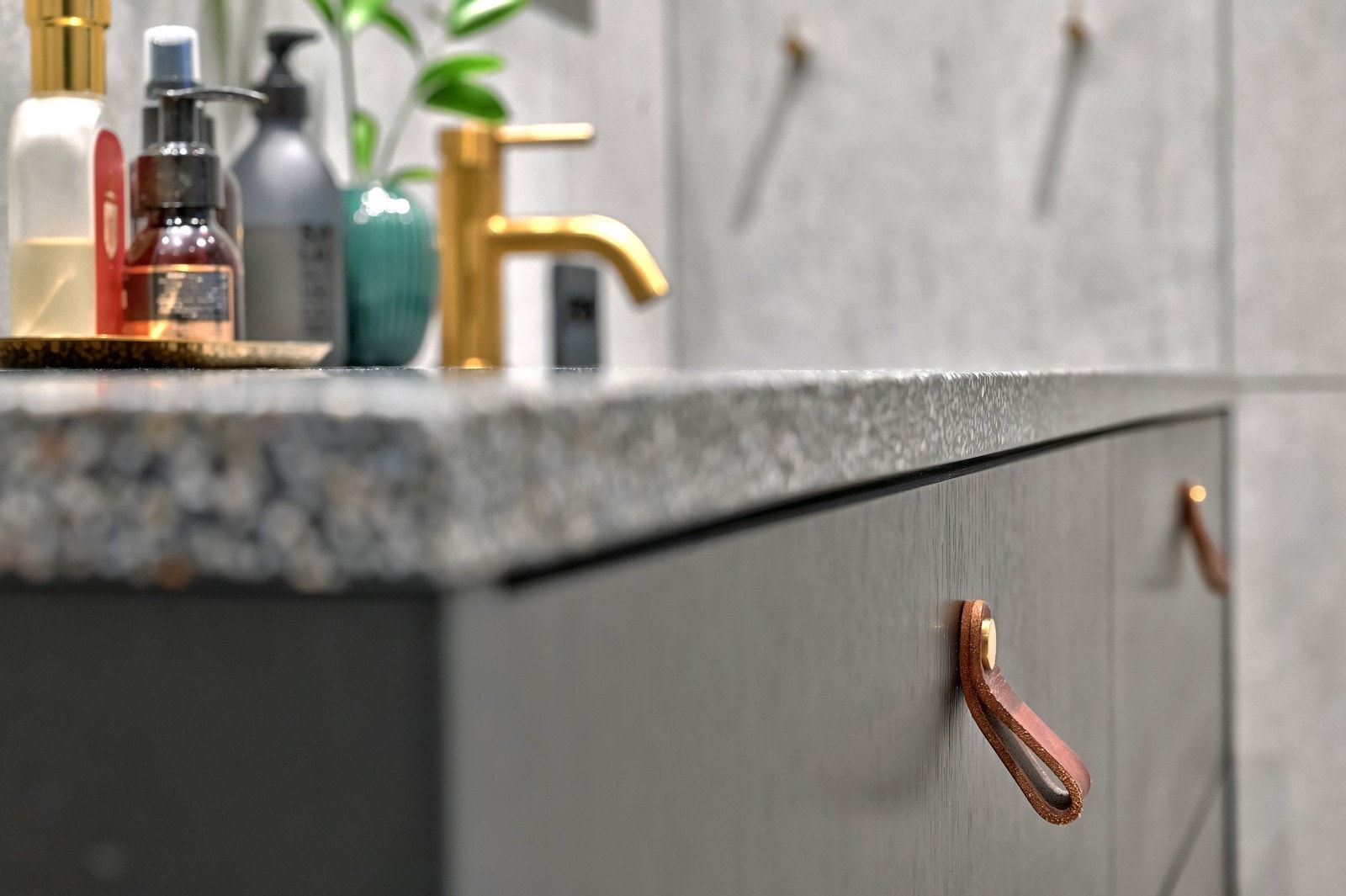 Silestone topp med Primy armatur i messing Galleribilde