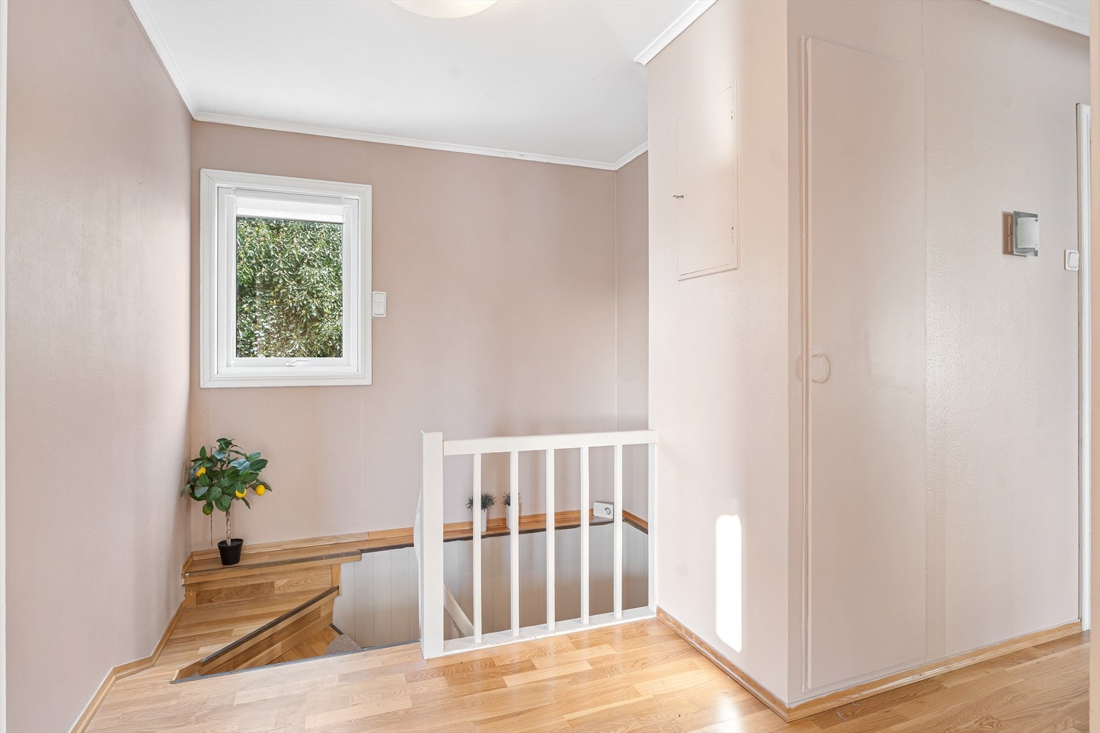 Sikringsskap med automatsikringer i gangen i 2. etasje Galleribilde