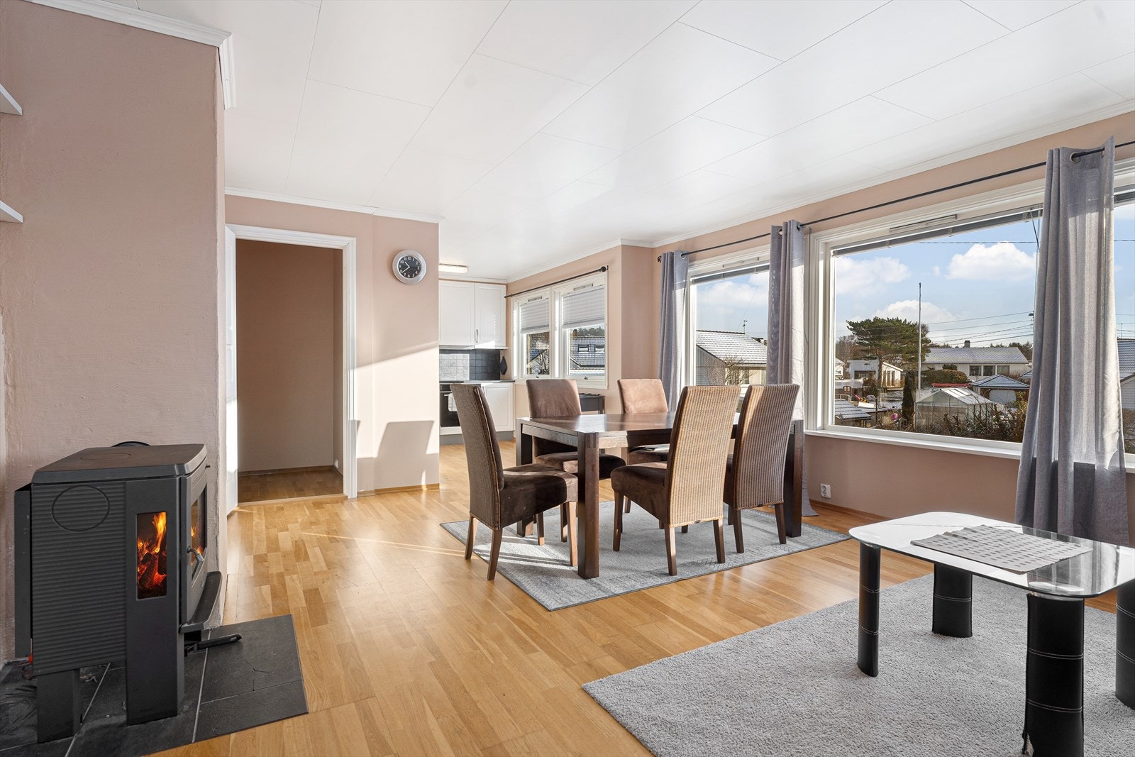 Det er nye vinduer i hele huset i 2007-2016 (ikke i garasjen) - noen av vinduene som ble montert i 2019 er produsert i 2007 Galleribilde