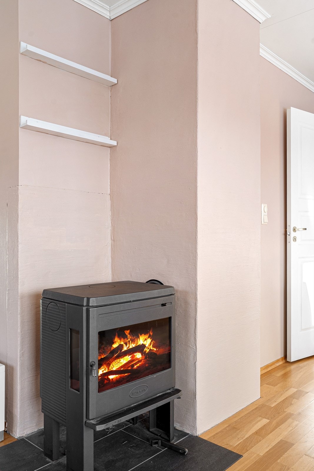 Flott vedovn gir deilig varme til boligen på kalde dager Galleribilde