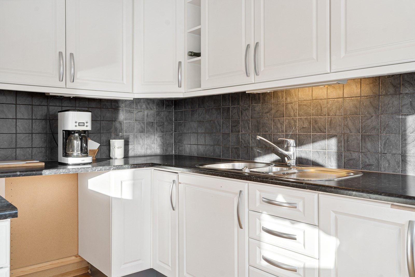 Fliser bak på vegg for lettere rengjøring Galleribilde