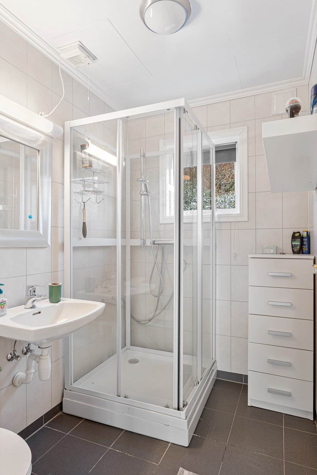 Flott bad fra 2007 med fliser på gulv og våtromsplater på vegger Galleribilde