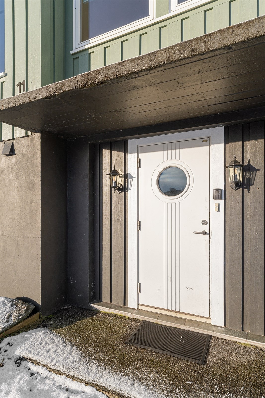 Boligen har nyere ytterdør og terrassedør Galleribilde