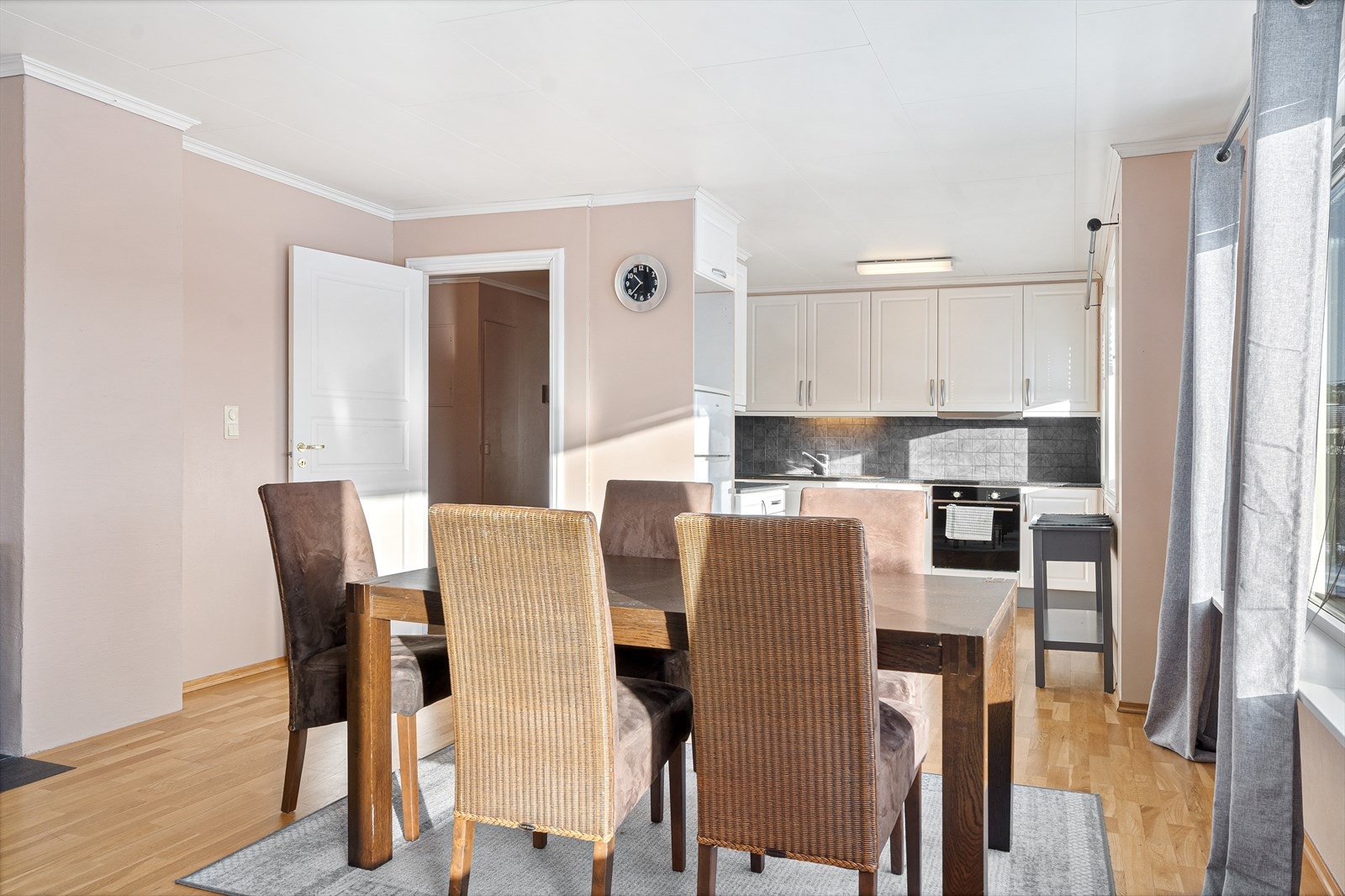 God plass til spisebord i tilknytning til kjøkkenet Galleribilde