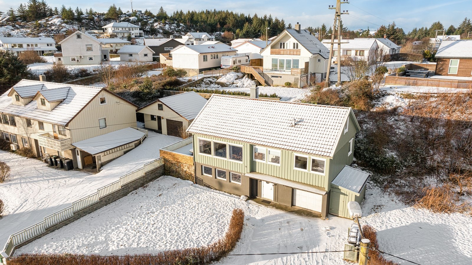 Parkering i garasje innlemmet i huset (ikke omsøkt/godkjent i Karmøy kommune) Galleribilde