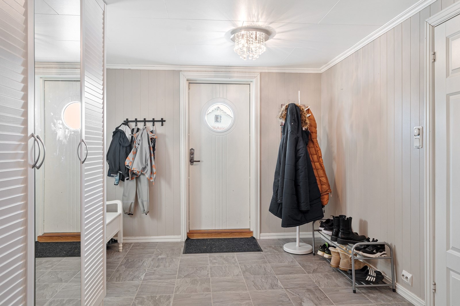 I gangen er det god plass til sko og yttertøy Galleribilde