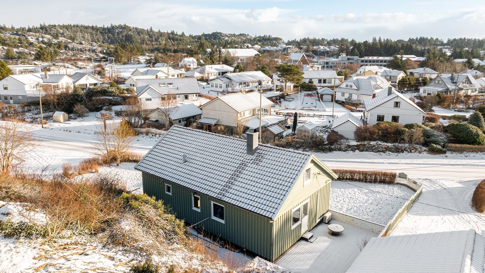Boligen har også nyere pipehatt og stigetrinn på tak Galleribilde