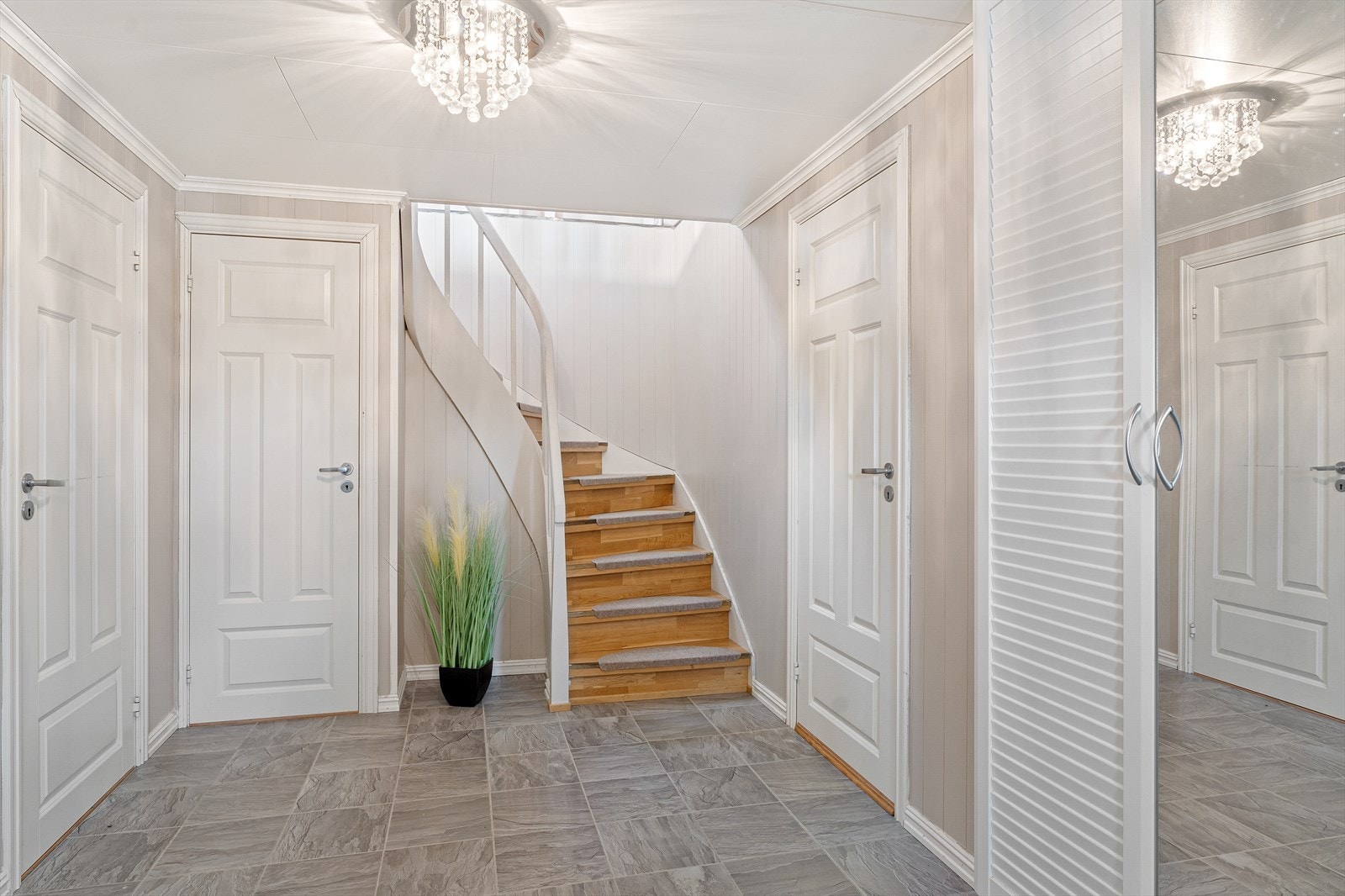 Lys og romslig gang i 1. etasje med nytt gulv, nytt tak med isolasjon og malt vegger i 2010 Galleribilde