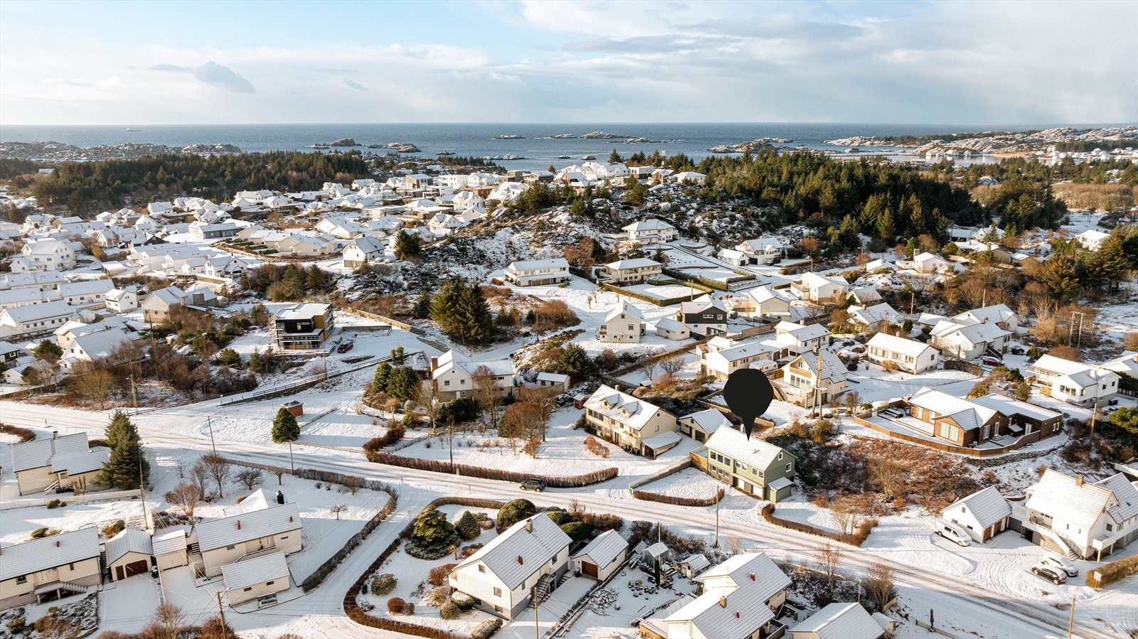 Det er gangavstand til stort sett alt byen kan tilby, som bl.a barne- og ungdomsskole, flott idrettsanlegg, golfbane, sandstrand, herlige turområder, idylliske gamlebyen og sentrum med dens fasiliteter Galleribilde