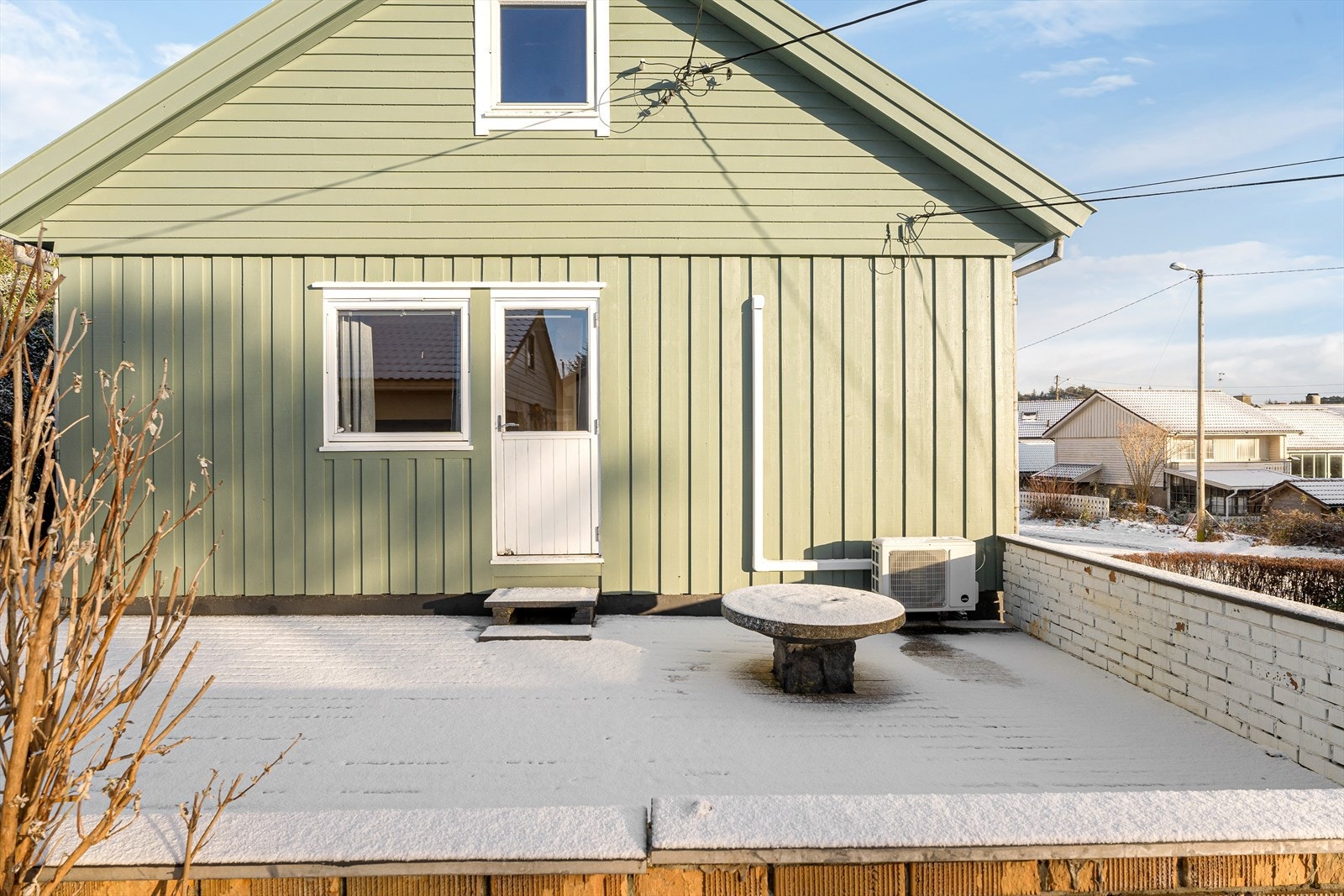 Stor terrasse med god plass til utemøblement Galleribilde