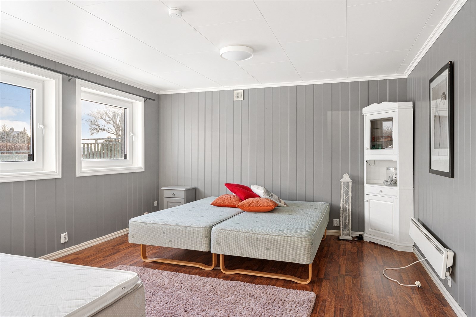 Stor kjellerstue som ble pusset opp/renovert med ny isolasjon, nytt gulv, nye veggplater og nytt tak med downlights i 2010 samt malt vegger i 2022 - kjellerstuen er ikke omsøkt/godkjent i Karmøy kommune Galleribilde