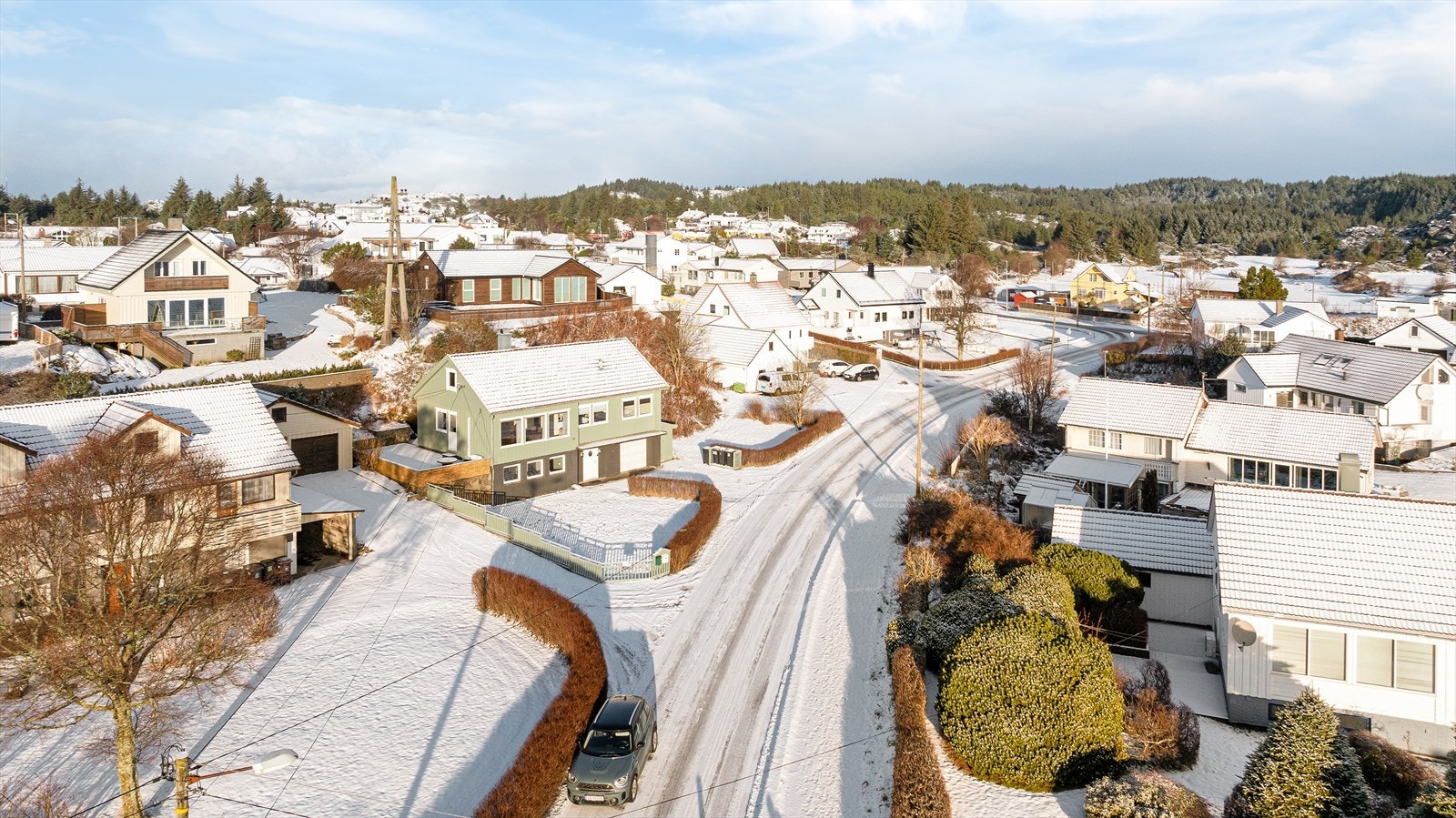 Det er ny kledning på to sider av boligen i 2007, resterende kledning ble gått over i 2021 og diverse dårlige bord ble skiftet (malt utvendig i 2021) Galleribilde