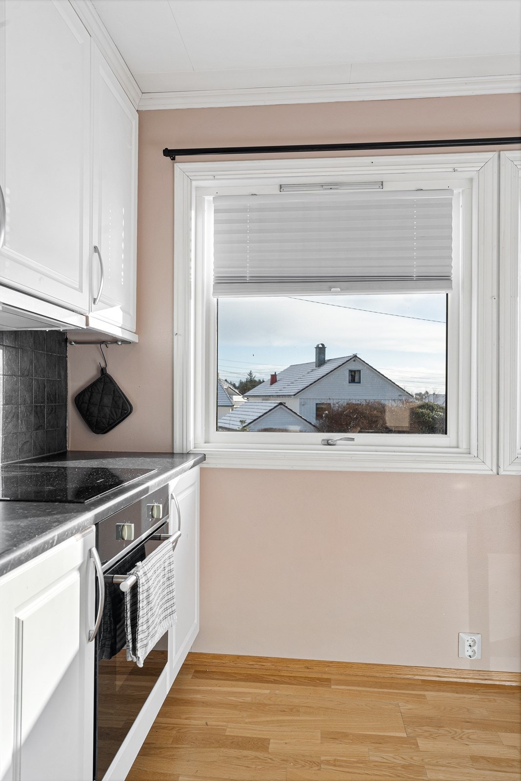 Kjøkkenet har integrert stekeovn fra 2023 og platetopp, samt ny vifte fra 2023 Galleribilde