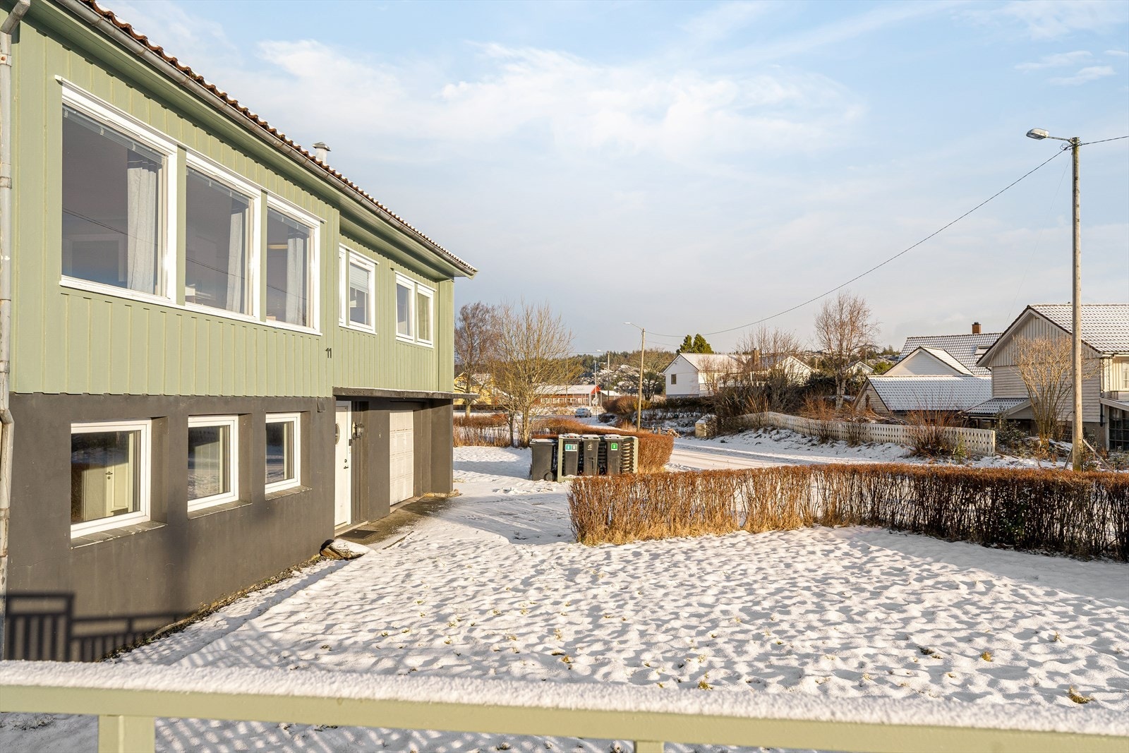 Eiendommen har en stor tomt på 983 kvm som er opparbeidet med asfaltert gårdsplass, terrasse og stor hage med diverese beplantning Galleribilde