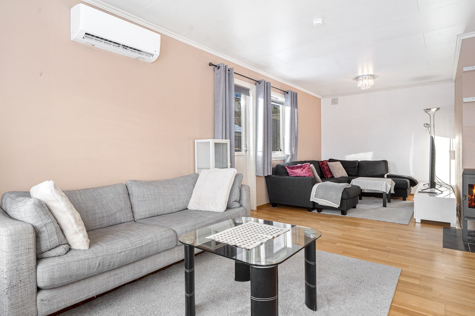 Stor og pen stue med parkett på gulv og malte vegger/tak (pusset opp i 2007) Galleribilde