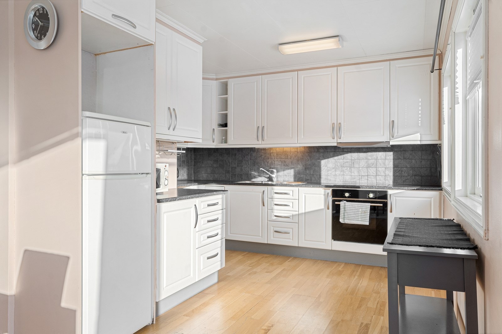 Lyst og pent Møre-kjøkken fra 2007 med med masse skap- og benkeplass Galleribilde