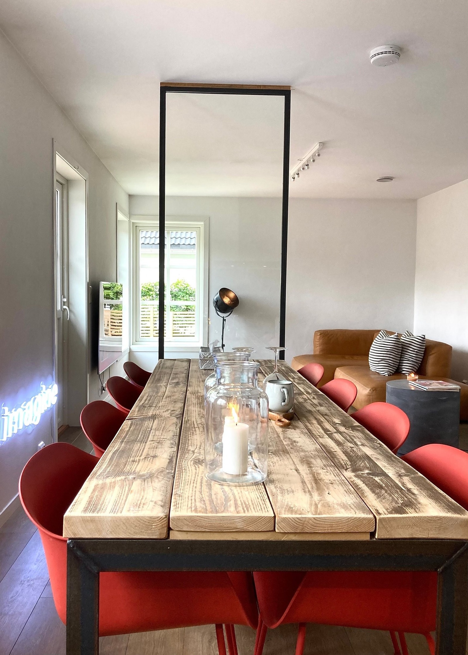 rom-deler i stål / glass
som holder det åpent og lyst, likevel delt
samt gir det hele et stilig inntrykk Galleribilde