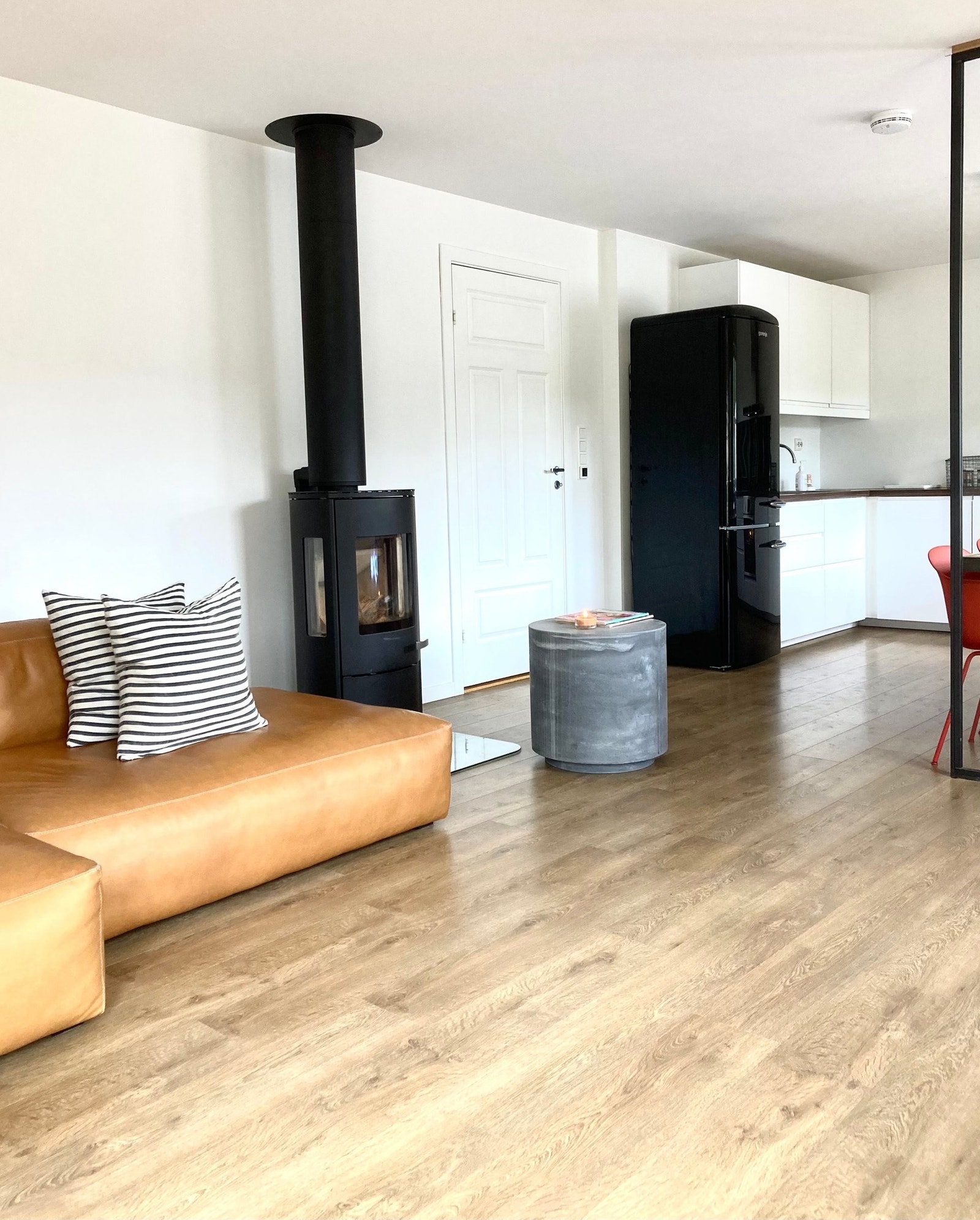 varmekabler over hele huset,
utenom soverommene, som kan reguleres etter behov
peisovn varmer fort hele arealet
eiendommen er energimerket og har fått karakteren B Galleribilde