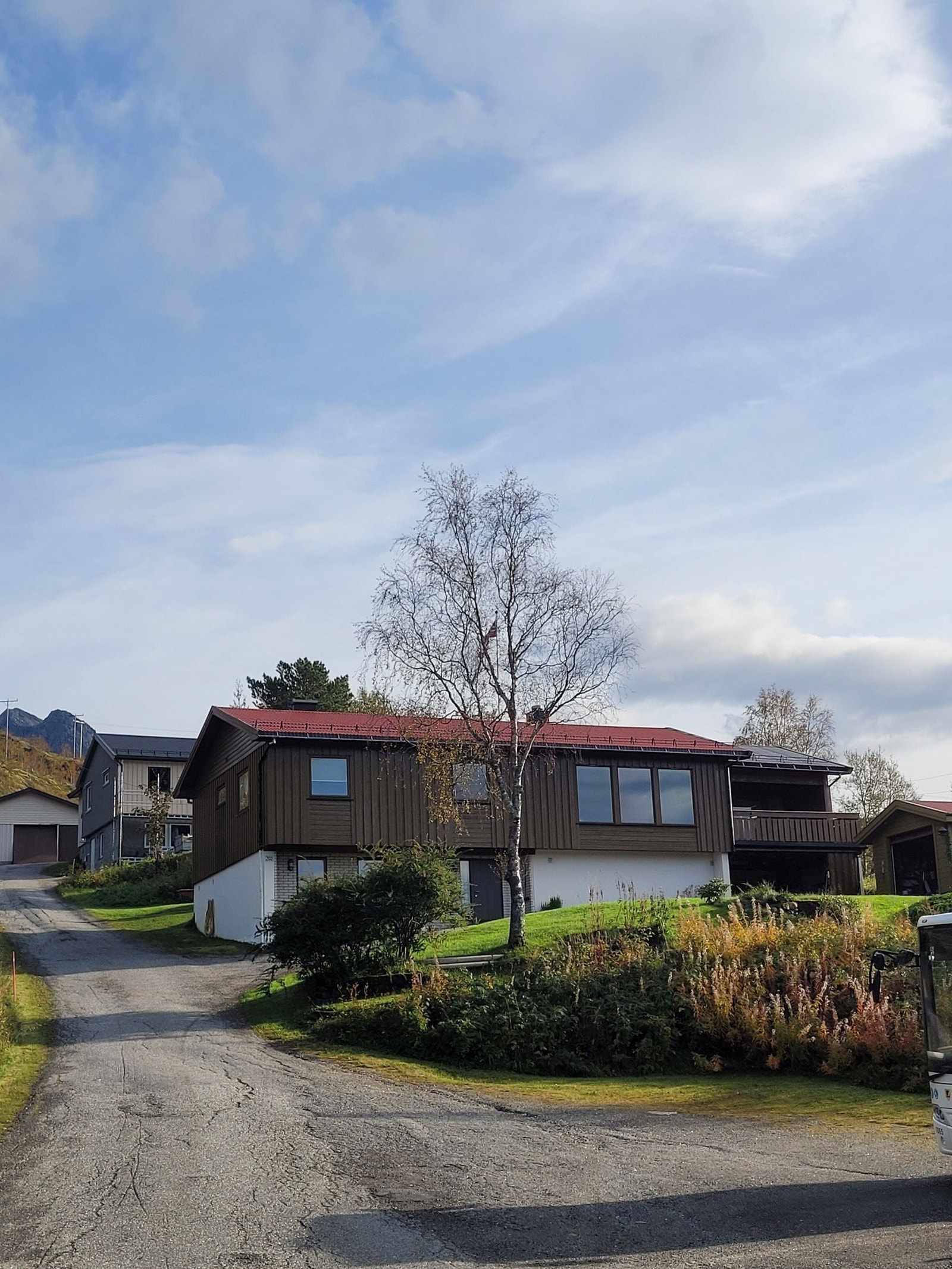 Enebolig med flott beliggenhet i vakre Våtvik. Stor tomt med lite innsyn. Galleribilde