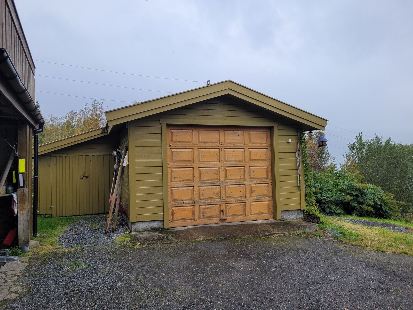 Garasje med bod Galleribilde