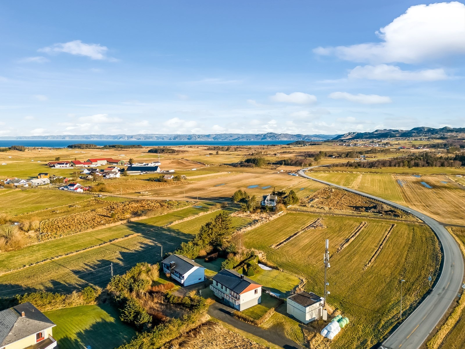 Solrikt beliggende enebolig med god tomt . Galleribilde