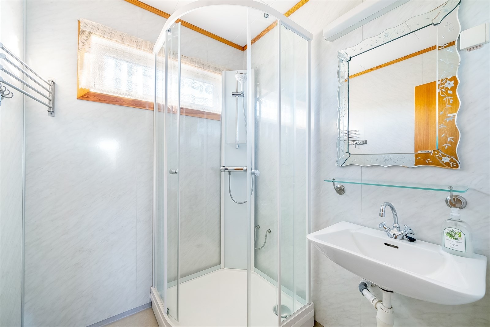 Dusjrommet har belegg på gulv og plater på vegg. Innredet med dusjkabinett og servant med speil. Galleribilde