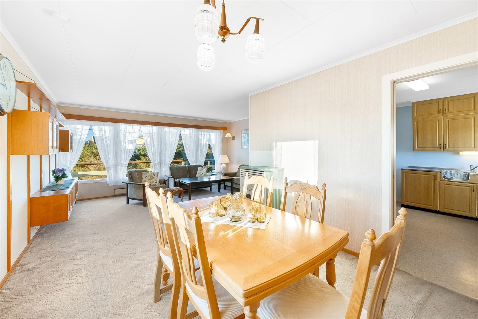 Skyvedør inn til kjøkkenet. Eldre kamin som ikke lenger er i bruk. Galleribilde