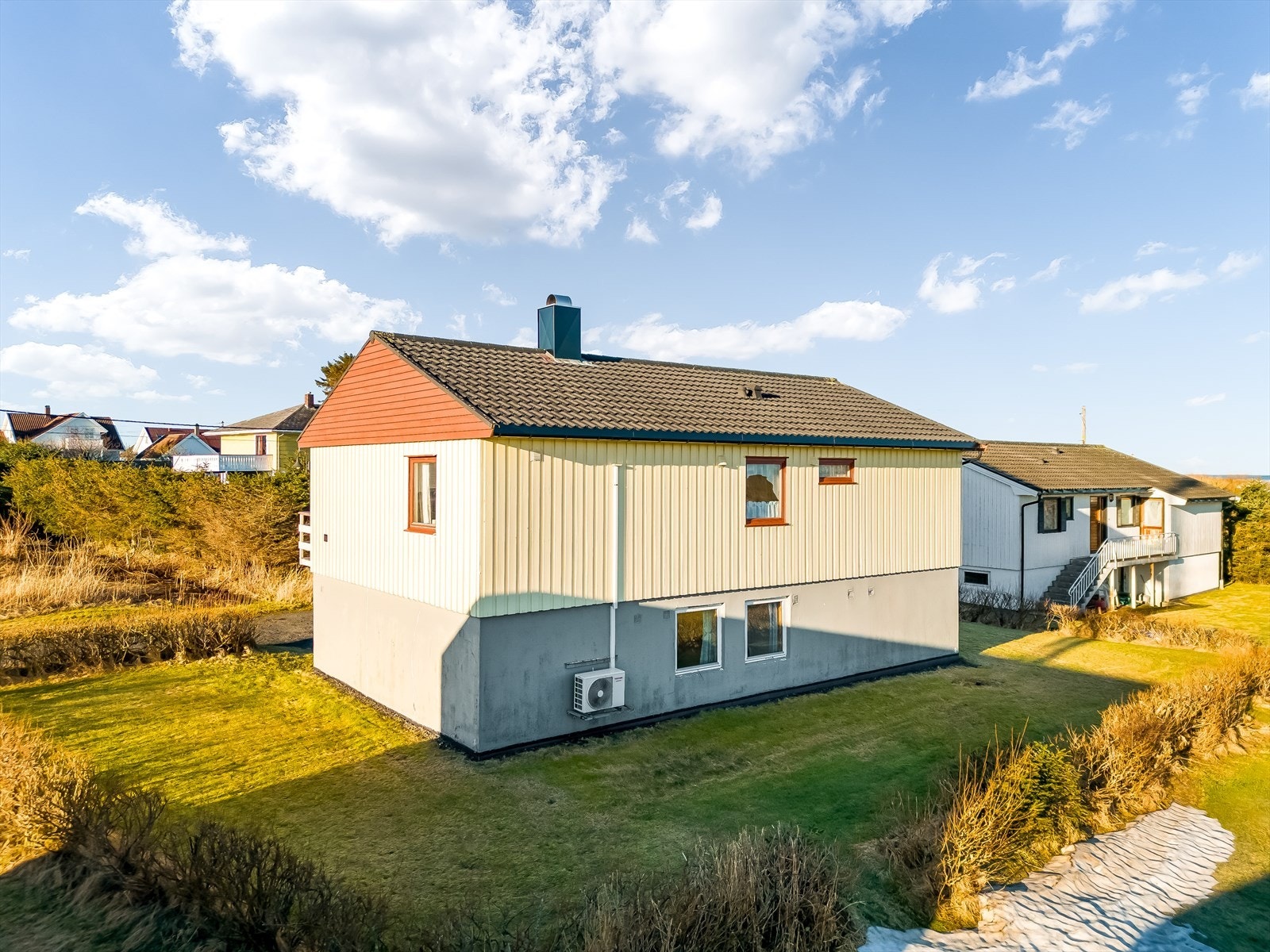 Flat tomt rundt huset. Galleribilde