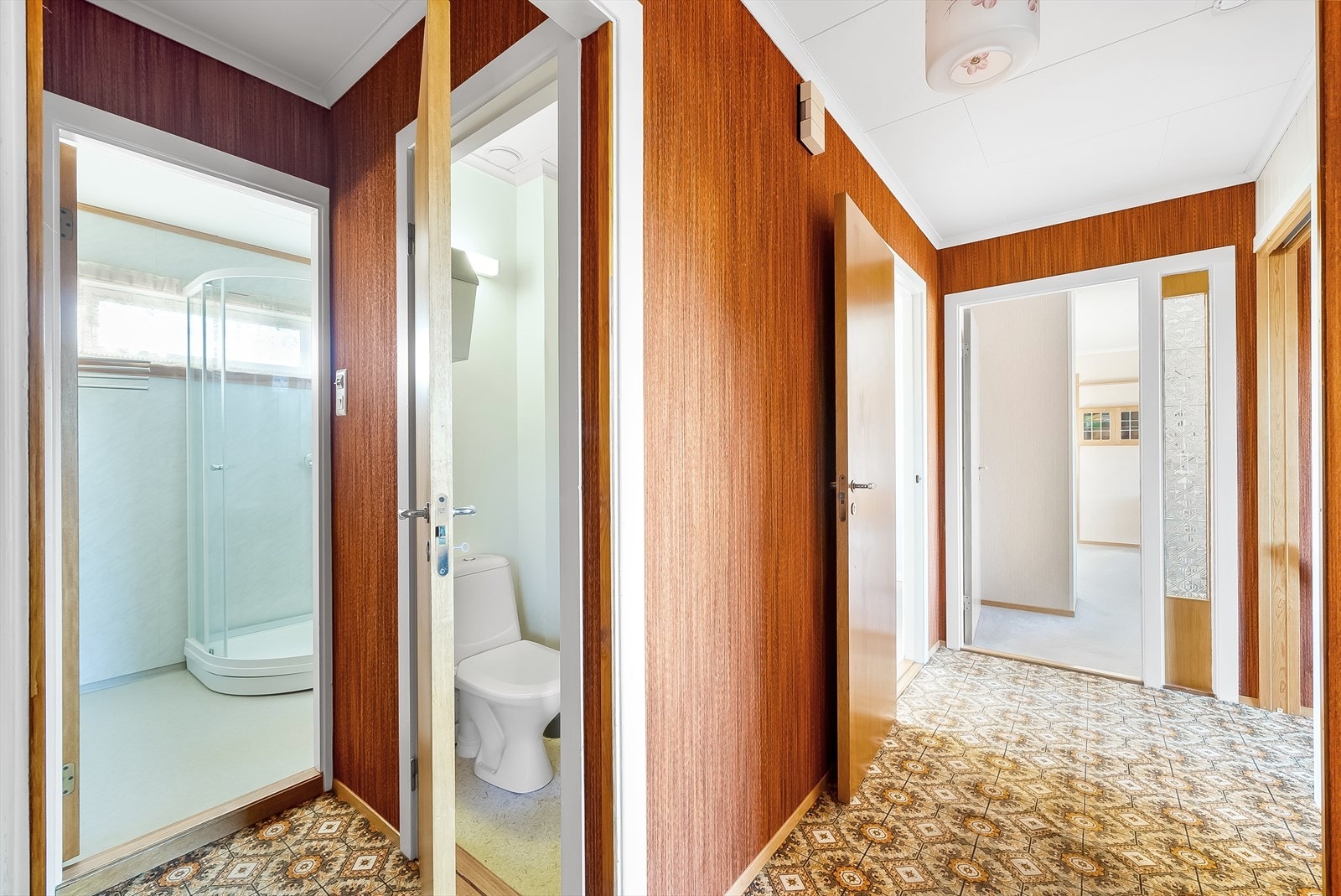 Adskilt bad og tolaettrom. Galleribilde